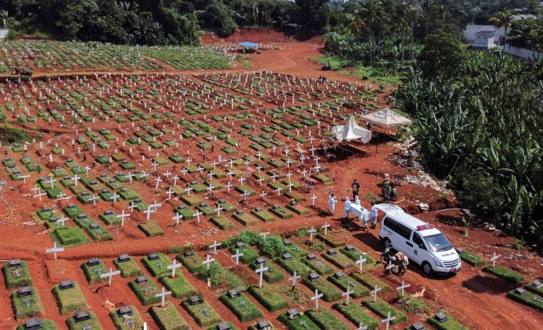 Mundo registra maior nº diário de mortes por Covid, e total de vítimas passa de 1,4 milhão